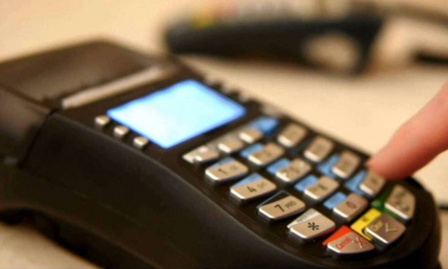 Υποχρεωτικά POS για ελεύθερους επαγγελματίες - Μπόνους στις... σπάνιες ηλεκτρονικές απoδείξεις