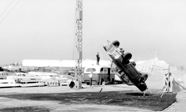 Πώς έκανε η Mercedes έκανε crash test πριν από 60 χρόνια (vid)