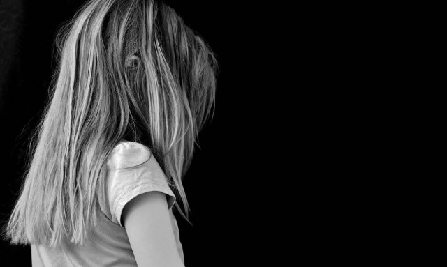 Μάνη - Σοκάρει η κατάθεση της 12χρονης: «Ο ιερέας με κακοποιούσε στο σπίτι μου, η μαμά ήταν εκεί»