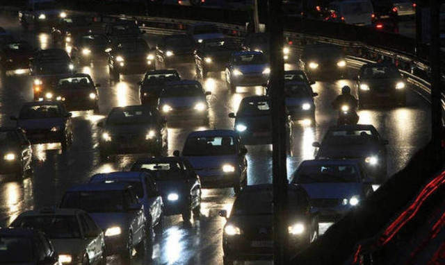 ΤΩΡΑ: Επιστρέφουν οι εκδρομείς του τριημέρου – Αυξημένη κίνηση στις εθνικές οδούς