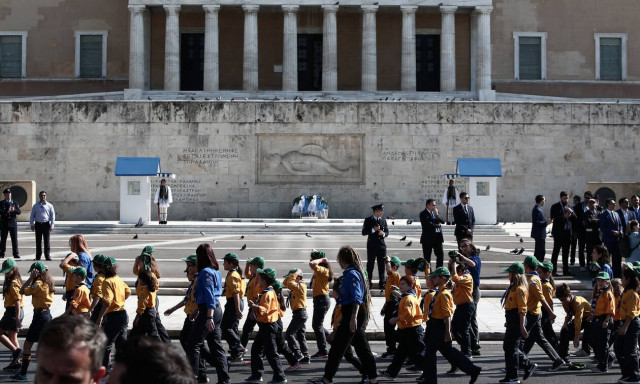 28η Οκτωβρίου: Αυτή είναι η μαμά που έκλεψε την παράσταση στην παρέλαση (pics)