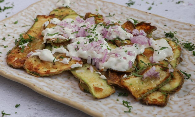 Η συνταγή της ημέρας: Σαλάτα με κολοκυθάκια και ταχινοσαλάτα