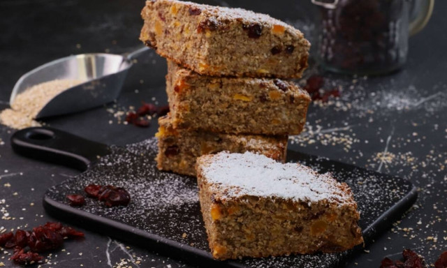 Πανεύκολη συνταγή για κέικ με βρώμη