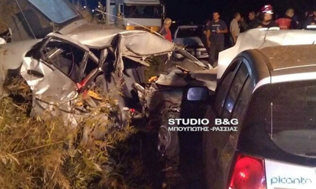 Αργολίδα: Βάφτηκε με αίμα η άσφαλτος - Νεκρή γυναίκα σε φρικτό τροχαίο, χαροπαλεύει ένα παιδί