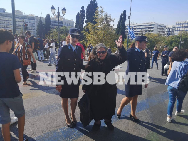 Ελένη Λουκά: «Ξαναχτύπησε» στην παρέλαση - Την απομάκρυναν αστυνομικοί