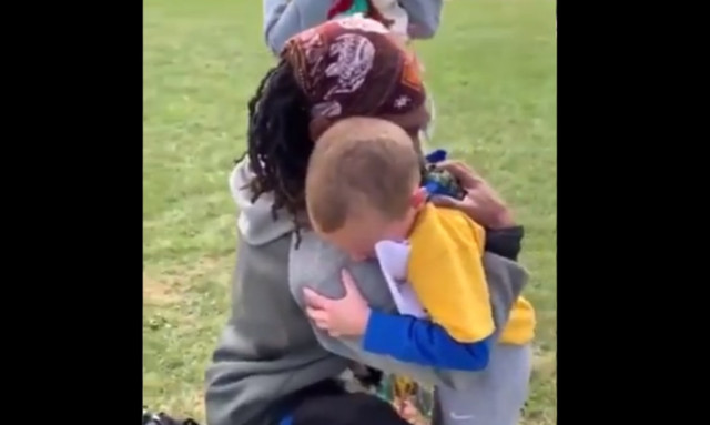 Αυτή είναι η πιο γλυκιά απόδειξη αγάπης (vid)