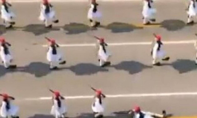 Θεσσαλονίκη: Τσολιάς γλίστρησε και έπεσε στην στρατιωτική παρέλαση