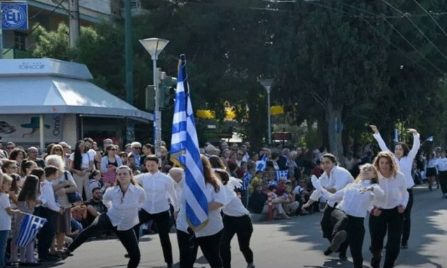 Νέα Φιλαδέλφεια: Οργή για τον βηματισμό αλά «Μόντι Πάιθον» στην παρέλαση - Έξαλλος ο Βούρος
