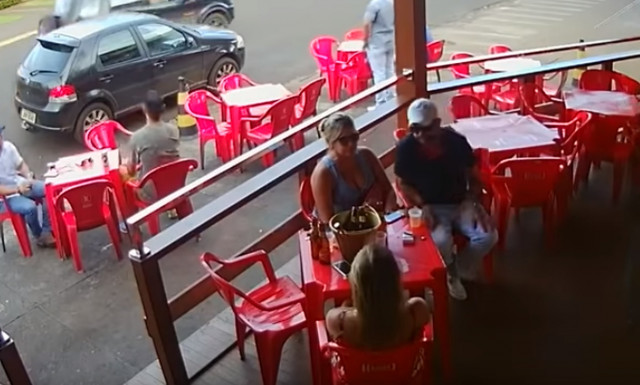 Τον έπιασε στα πράσα με άλλη και ακολούθησε χαμός! (video)