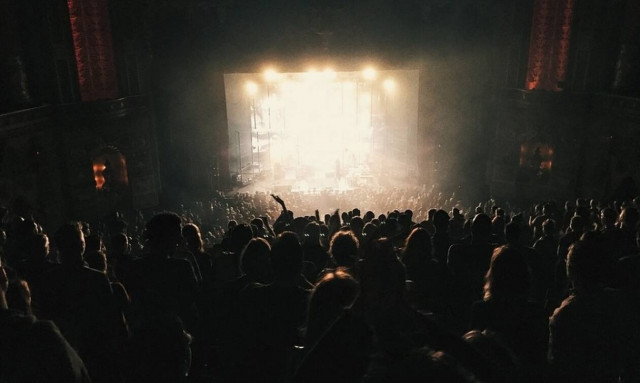 Ξύλο σε συναυλία: Πασίγνωστος τραγουδιστής κατέβηκε από την σκηνή και πλακώθηκε με θαυμαστές (pics)