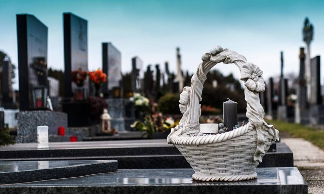 Χαμός σε κηδεία: Δείτε τι απίστευτο συνέβη (pics)