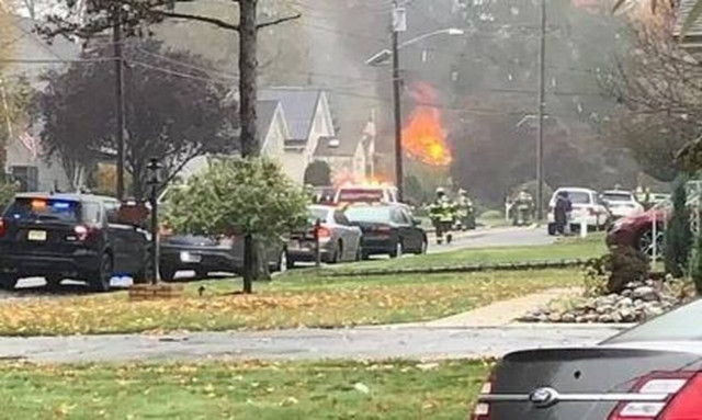 ΤΩΡΑ: Συντριβή αεροσκάφους σε σπίτια στο Νιου Τζέρσεϊ 