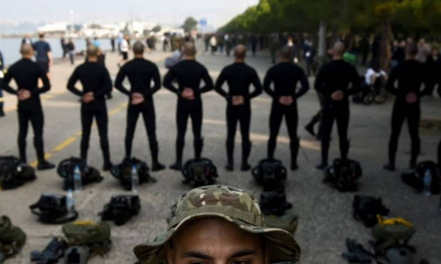 Οι τρεις φωτογραφίες των ΟΥΚάδων στην παρέλαση που «γονάτισαν» το Ίντερνετ