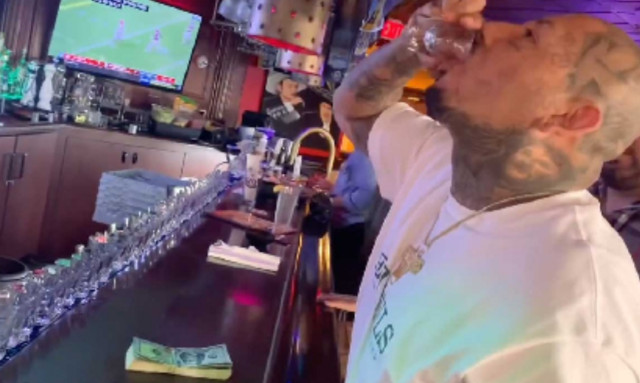 Ήπιε 50 σφηνάκια τεκίλας σε 62 δευτερόλεπτα για ένα στοίχημα (video)