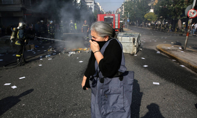 Επεισόδια έξω από την ΑΣΟΕΕ - Φωτιές σε κάδους, χημικά και κρότου - λάμψης (pics&vids)