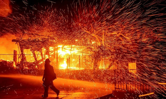 Κόλαση φωτιάς στην Καλιφόρνια: Νέα πύρινα μέτωπα - Εκκενώσεις και διακοπές ρεύματος (pics)