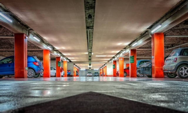 ΣΟΚ: Τον έπιασαν να κάνει σεξ σε πάρκινγκ – Θα τα χάσετε όταν δείτε... πώς (pic)