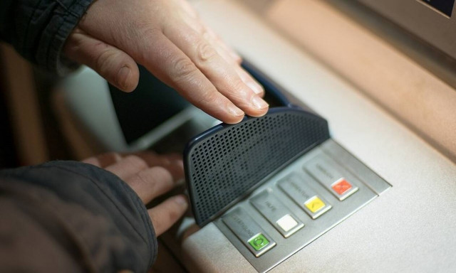 «Παγώνουν» οι αυξήσεις στις προμήθειες των τραπεζών 