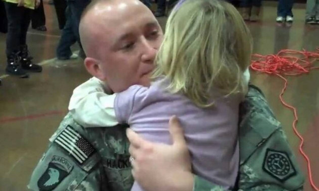 Βετεράνος γυρίζει από τον πόλεμο και πάει στο σχολείο της κόρης του-Η αντίδρασή της «σπάει» καρδιές