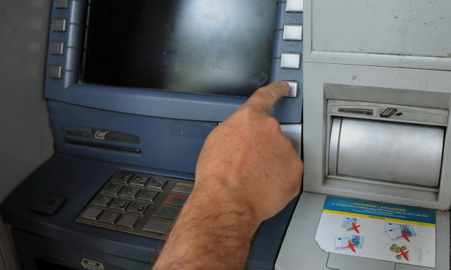 Τράπεζες: «Παγώνουν» οι αυξήσεις στις προμήθειες των συναλλαγών