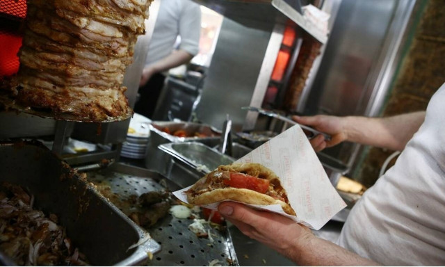 Από την τηλεόραση στην ψησταριά: Γνωστός Έλληνας ηθοποιός έγινε σουβλατζής (pics)