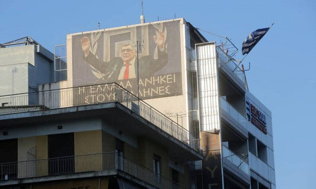 Κινηματογραφική καταδίωξη μετά από επίθεση στα γραφεία της Χρυσής Αυγής - Τραυματίστηκαν αστυνομικοί