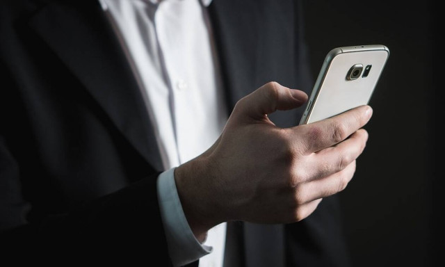 Βουλευτής έκλεισε ραντεβού με ιερόδουλη μέσα στη Βουλή! (pics)