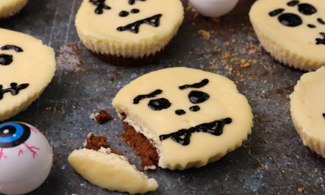 Η συνταγή της ημέρας: Ατομικά halloween cheesecake