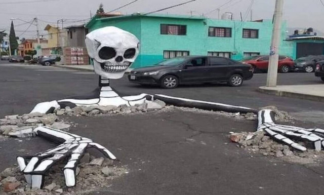 Ένας πελώριος σκελετός αναδύεται στο μέσον ενός δρόμου, για τη Μέρα των Νεκρών στο Μεξικό