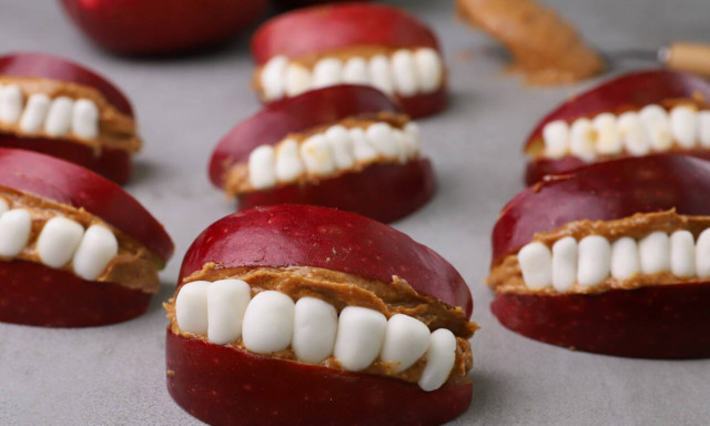 Στόματα από μήλα και φυστικοβούτυρο