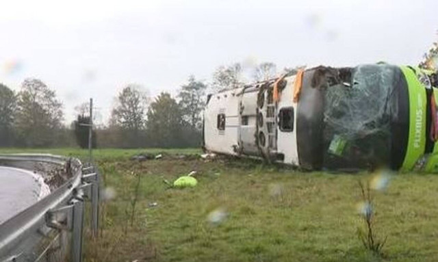 Γαλλία: Τρόμος για επιβάτες λεωφορείου που έφυγε από τον δρόμο και αναποδογύρισε