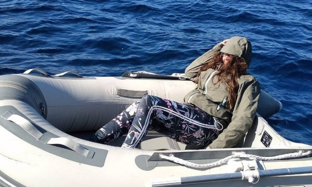 Φολέγανδρος: Η στιγμή που εντοπίζουν την αγνοούμενη τουρίστρια πάνω στο φουσκωτό (pics+vid)