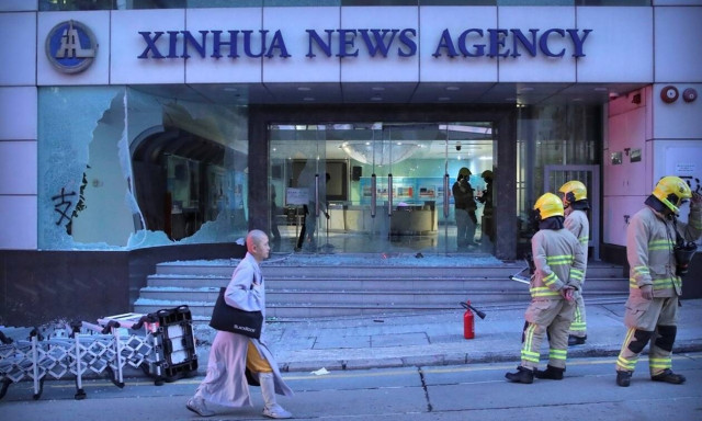 Χονγκ Κονγκ: Επιχείρηση καθαρισμού έπειτα από μία από τις χειρότερες νύκτες διαδηλώσεων και βίας