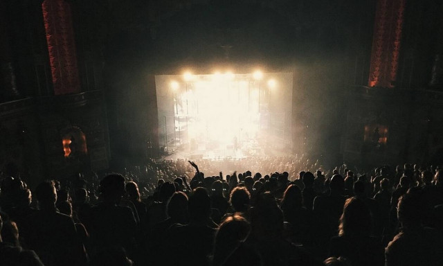 Σάλος: Πασίγνωστος τραγουδιστής χωρίζει μετά από 30 χρόνια γάμου - Δείτε γιατί (pics)