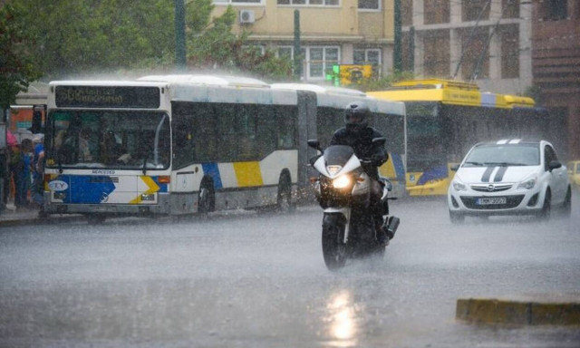 Καιρός ΤΩΡΑ: Σφοδρή καταιγίδα «χτυπά» την Αττική