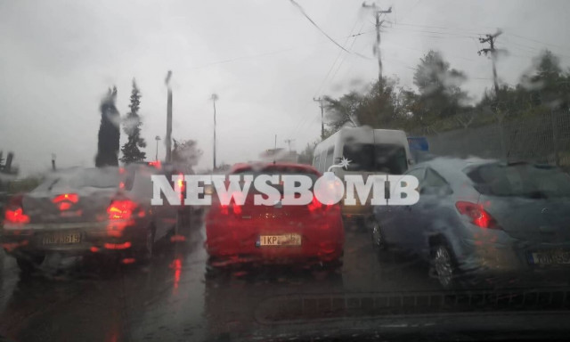 Καιρός ΤΩΡΑ: «Άνοιξαν οι ουρανοί» στην Αθήνα – Σφοδρή καταιγίδα και δρόμοι… ποτάμια!