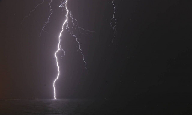 Έγινε η νύχτα... μέρα: Έπεσαν 7.260 κεραυνοί μέσα σε λίγες ώρες