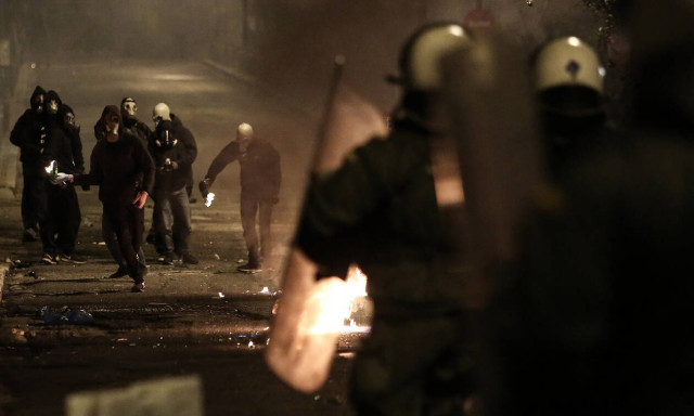 Επεισόδια στα Εξάρχεια - Τραυματίστηκε αστυνομικός