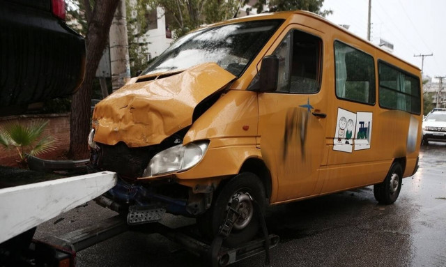 Βούλα: Έτσι έγινε το τροχαίο με το σχολικό – Ώρες αγωνίας για τα τραυματισμένα παιδιά (pics)