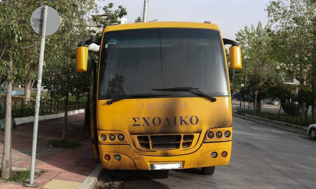 Σοβαρό τροχαίο με σχολικό λεωφορείο στη Βούλα – Πληροφορίες για τραυματισμένα παιδιά