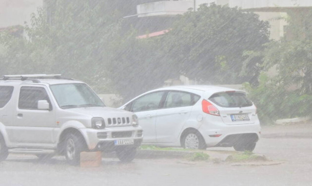 Καιρός ΤΩΡΑ: Ισχυρή καταιγίδα σαρώνει τη Λιβαδειά