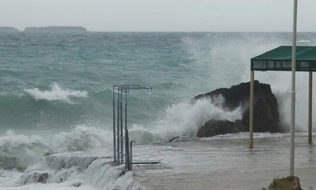 Καιρός ΤΩΡΑ: «Αγριεμένος» ο αέρας στην Κεφαλονιά - Εντυπωσιακά κύματα στο Αργοστόλι
