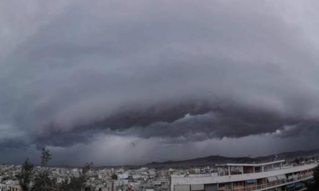 «Σάρωσε» η κακοκαιρία: 8.350 κεραυνοί έκαναν τη νύχτα μέρα – Shelf cloud «κατάπιε» την Αττική