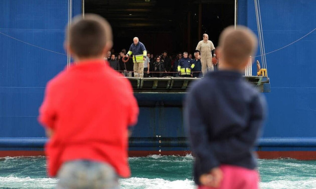 Forty-six refugees and migrants from Mytilene and 151 from Chios arrive at Piraeus port