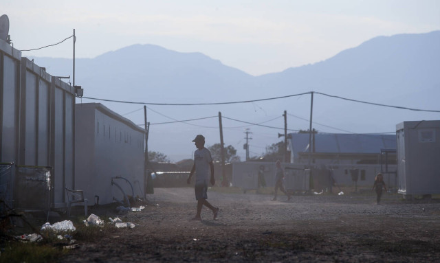 Protestors block the road to VIAL hotspot on Chios