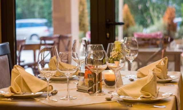 Πήγαν σε εστιατόριο να φάνε - Όταν είδαν το λογαριασμό… τα έχασαν (pics)