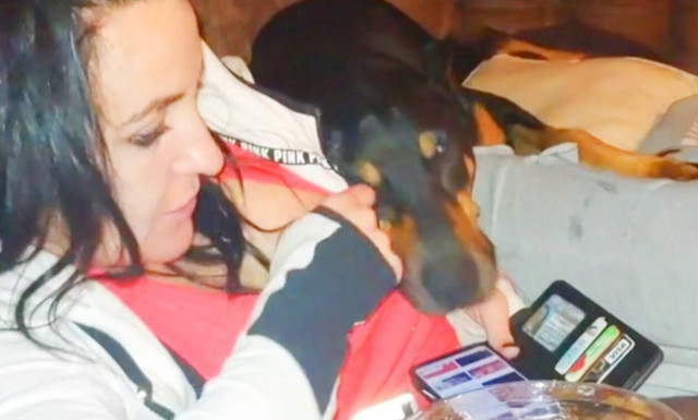 Δείτε τι κάνει το ντόμπερμαν στην αφεντικίνα του! (vid)