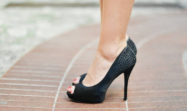 Προδόθηκε από το περπάτημα – Δεν φαντάζεστε τι είχε βάλει στα παπούτσια της (pics)