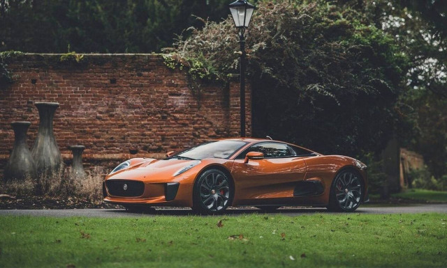 Πωλείται μια σπάνια Jaguar C-X75 από ταινία του James Bond