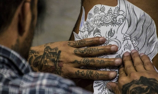 Πήγαν να κάνουν χένα τατουάζ και έζησαν τον απόλυτο εφιάλτη - Δείτε τι συνέβη (pics)